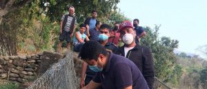 कैलालीसँग जोडिएका झोलुंगे पुलमा धमाधम ताला लगाईदै
