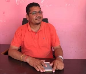 मध्य रातमा धनगढीमा अलपत्र परेका भारतीय नागरिकलाई व्यवसायी कुँवरको सहयोग