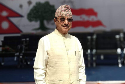 कांग्रेस नेता पूर्णबहादुर खड्का समूहको बैठक बस्दै