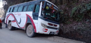 भीमदत्त राजमार्गमा बस दुर्घटना भीमदत्त राजमार्गमा बस दुर्घटना