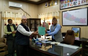 योजना माग गर्दै पुर्नवास नगरपालिकाले प्रदेशका आर्थिक मामिला मन्त्रीलाई ज्ञापनपत्र बुझाए