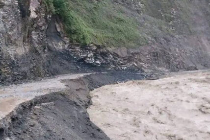 बाढीपहिरोले अवरूद्ध भएका विभिन्न राजमार्गका १७ सडकखण्ड अझै अवरुद्ध