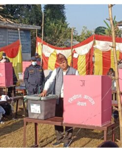 प्रदेशसभा सदस्यका उम्मेदवार दुर्गा प्रसाद जोशीले गरे मतदान प्रदेशसभा सदस्यका उम्मेदवार दुर्गा प्रसाद जोशीले गरे मतदान