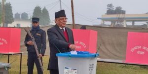 माओवादी केन्द्रका अध्यक्ष प्रचण्डले गरे मतदान माओवादी केन्द्रका अध्यक्ष प्रचण्डले गरे मतदान