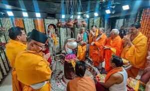 महाकालेश्वर मन्दिर पुगेर प्रचण्डले गरे पूजाअर्चना