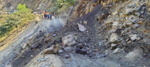 सडकमाथिबाट खसेको ढुङ्गाले टाउकोमा लाग्दा डडेल्धुराका एक किशोरको मृत्यु सडकमाथिबाट खसेको ढुङ्गाले टाउकोमा लाग्दा डडेल्धुराका एक किशोरको मृत्यु
