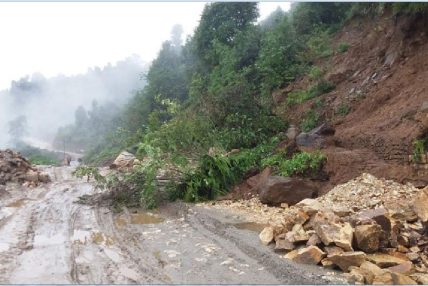 बझाङको जयपृथ्वी राजमार्ग पहिरोका कारण अवरुद्ध 