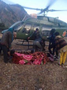 रुखले लागेर गम्भीर घाइते भएका दुई जनाको हवाई उद्धार रुखले लागेर गम्भीर घाइते भएका दुई जनाको हवाई उद्धार