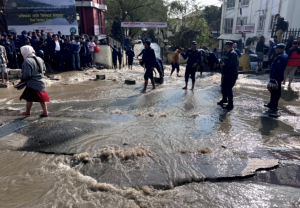 बबरमहलमा मेलम्चीको पाइप फुट्दा डुवानमा सरकारी कार्यालय बबरमहलमा मेलम्चीको पाइप फुट्दा डुवानमा सरकारी कार्यालय