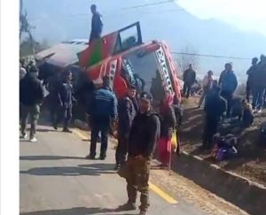 काठमाडौँबाट धनगढी आउँदै गरेको बस दुर्घटना काठमाडौँबाट धनगढी आउँदै गरेको बस दुर्घटना