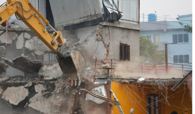 मनोहरा सुकुम्बासी बस्तीका घर-टहरा भत्काउन थालियो