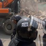 मनोहरामा बस्ती हटाउन पुगेको डोजरमाथि ढुंगामुढा, करिब १ दर्जन प्रहरी घाइते