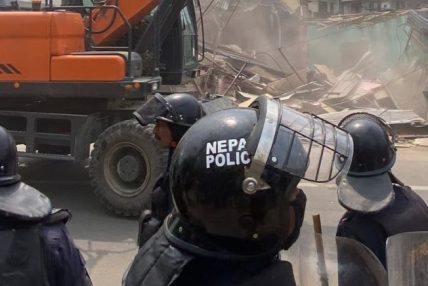 मनोहरामा बस्ती हटाउन पुगेको डोजरमाथि ढुंगामुढा, करिब १ दर्जन प्रहरी घाइते