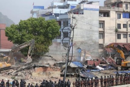 बालाजु र माछापोखरी क्षेत्रमा चल्यो डोजर