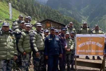 बाजुराको लाम्पाटा सुरक्षा वेशमा हेलिकप्टरमार्फत बन्दोबस्तीका सामग्री पुर्याइयो