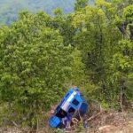 कैलालीमा महिलाले खुद्रा सामान बेच्न प्रयोग गर्ने टेम्पो वन कर्मचारीले भिरबाट खसालिदिए