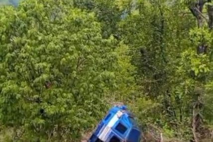 कैलालीमा महिलाले खुद्रा सामान बेच्न प्रयोग गर्ने टेम्पो वन कर्मचारीले भिरबाट खसालिदिए
