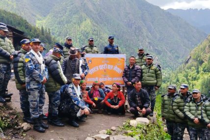 लाम्पाटामा हेलिकप्टरबाट सशस्त्र प्रहरीका सामग्री ढुवानी