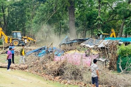 कैलालीमा वन अतिक्रमण हटाइयो, ४७ संरचना भत्काइए