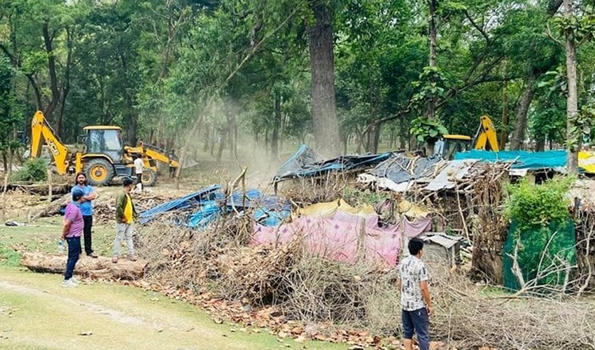 कैलालीमा वन अतिक्रमण हटाइयो, ४७ संरचना भत्काइए