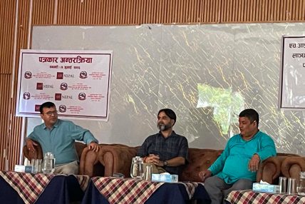 लाञ्छना र भेदभावका कारण आफ्नै पालिकामा उपचार गर्न हिच्किचाउँछन् एचआईभी संक्रमित
