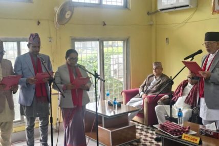 सुदूरपश्चिममा एमालेका तीन मन्त्री र एक राज्यमन्त्रीले लिए शपथ