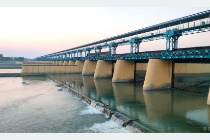 शारदा ब्यारेजमा पानीको बहावले खतराको तह नाघ्यो, ठूला सवारी चलाउन रोक
