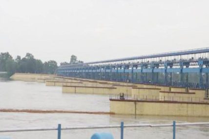 महाकालीमा बढेको बाढी घट्दो क्रममा, शारदा ब्यारेजको रोक कायमै