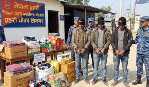कैलालीबाट भन्सार छलीका सामानसहित ३ जना पक्राउ कैलालीबाट भन्सार छलीका सामानसहित ३ जना पक्राउ