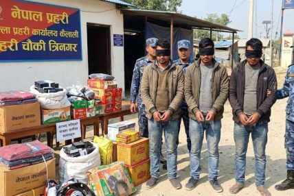 कैलालीबाट भन्सार छलीका सामानसहित ३ जना पक्राउ