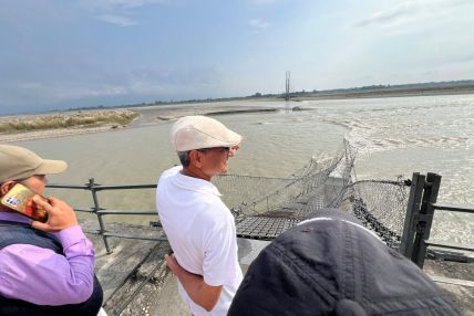 महाकालीको भत्किएको झोलुंगे पुलको अनुगमनमा पुगे रमेश लेखक, पुनर्निर्माण गर्न सरकारसँग आग्रह